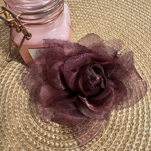 Rose-shaped pin like new