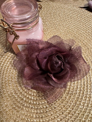 Rose-shaped pin like new