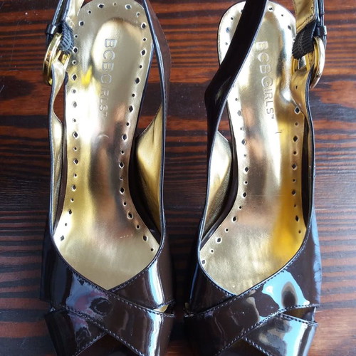 BCBG Girls women's brown patent leather sandals size 38 new