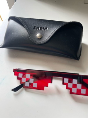 Pixel glasses like new with case