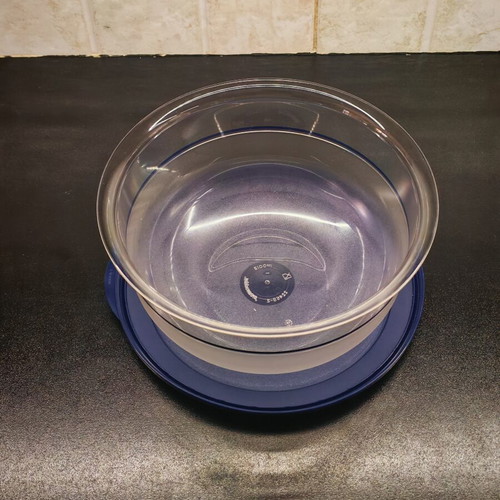 Tupperware mixing bowl 2.1 liters like new, airtight