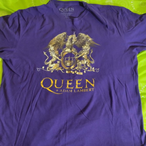 Queen t shirt like new, purple, XL