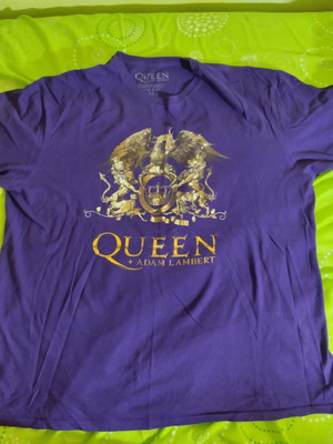 Queen t shirt like new, purple, XL