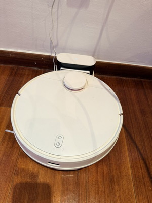 Xiaomi Mi Robot Vacuum-Mop 2S robotic vacuum and mop with charging base