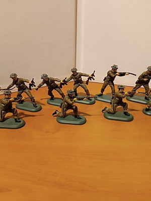 Britains 12 British toy soldiers like new