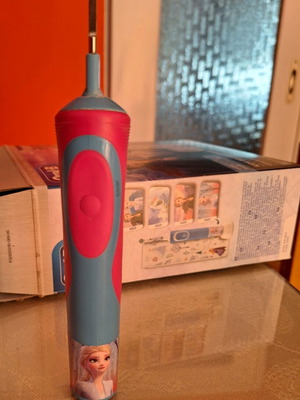 Oral-B Pink Frozen II electronic toothbrush used for girls