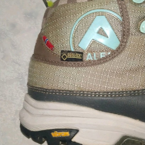 Trekking shoes used, waterproof and anti-slip, size 38, beige brown