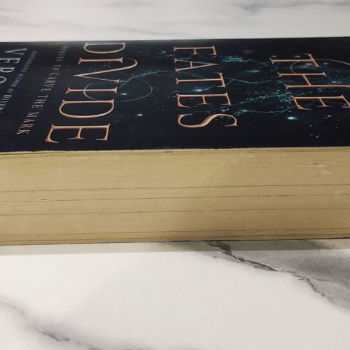 The Fates Divide book like new, Veronica Roth