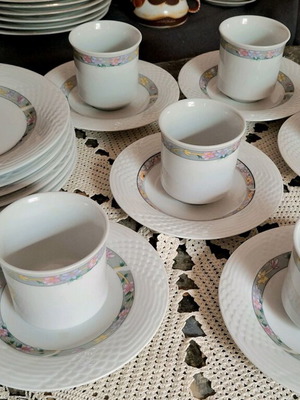 Lynns fine china porcelain set like new, 18 pieces