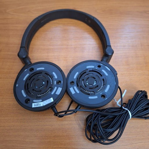 AKG Wired Headphones K518DJ like new without ear pads