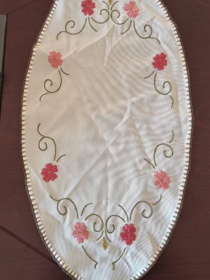 Οβάλ σεμέν με κέντημα σαν καινούργιο, μήκος 59 εκατοστά