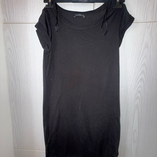 Women's black dress used, basic and comfortable