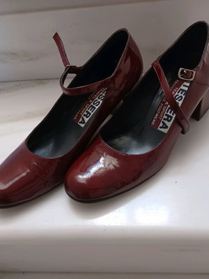 A To Z Greek women's pumps new, burgundy patent leather size 39