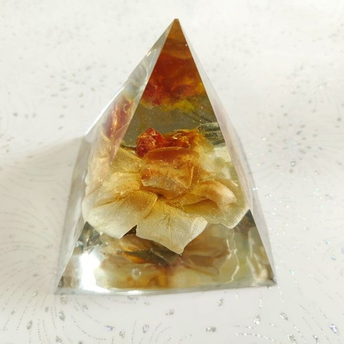 Decorative pyramid of liquid glass with real flower 10x10 cm