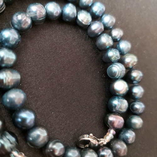 Necklace black genuine pearls new