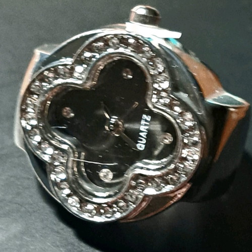 Four-leaf clover ring watch with crystals and black dial like new
