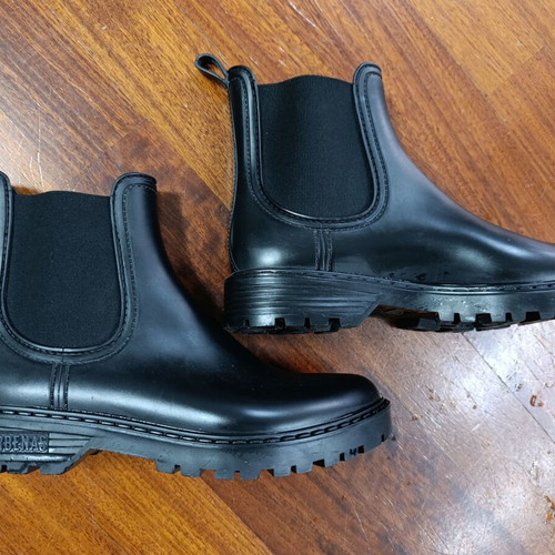 Verbenas black low galotzes like new, size 38