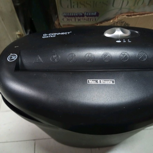 Q connect paper shredder used with bin