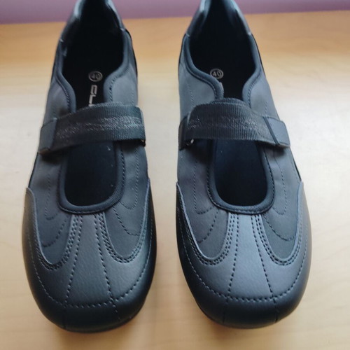 Black sports shoes size 40