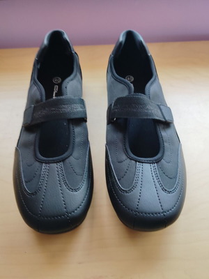 Black sports shoes size 40