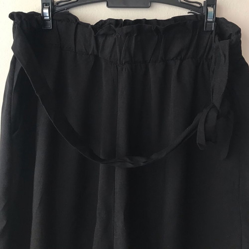 Black shorts with side pockets new, size L
