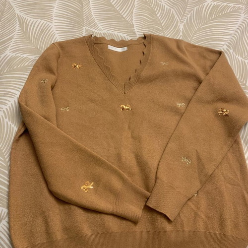 Pullover with neckline new in camel color