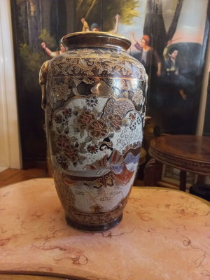 Satsuma vase like new with hand-painted gold details