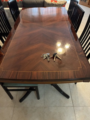 Classic extendable dining table with 6 chairs used