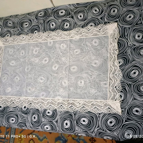 Set of 4 table linens like new with lace and embroidery