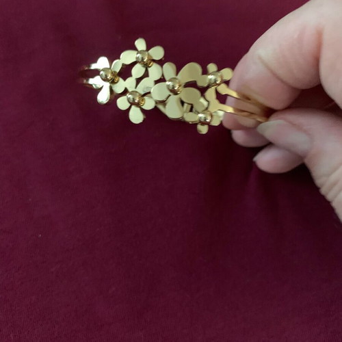 Bracelet in gold color with carved flowers like new