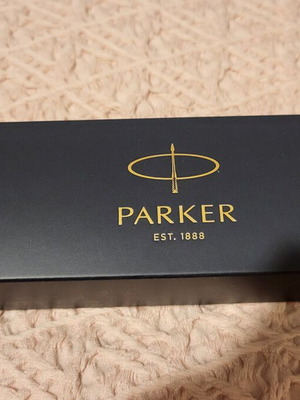 Parker στυλό σε μεταλλικό μπορντό με ασημί λεπτομέρειες και κουτί δώρου