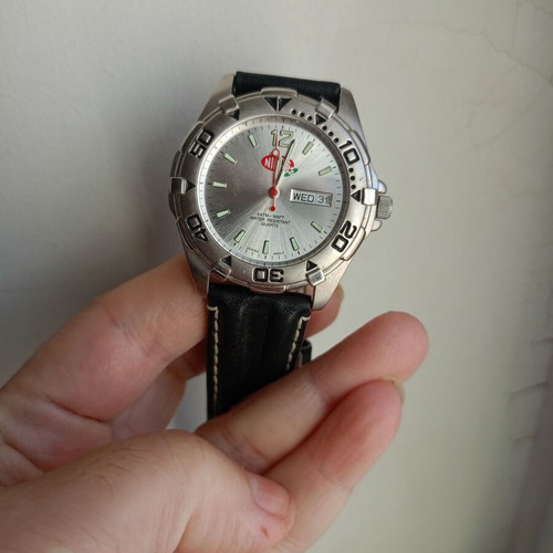 Men's wristwatch used with steel case and black leather strap