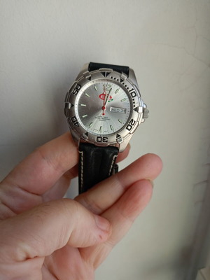 Men's wristwatch used with steel case and black leather strap