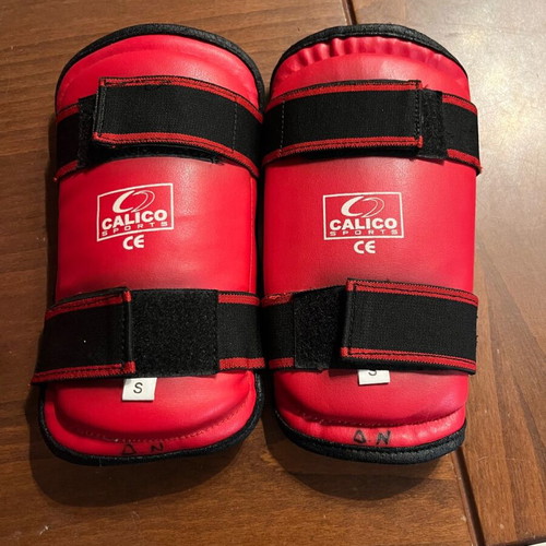 Calico martial arts protective gear like new, 2 forearm guards and 2 small shin guards