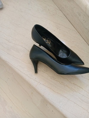 Black pumps size 38 like new