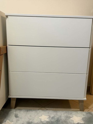 Children's bed and dresser set like new with mattress
