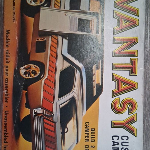 Amt Vantasy Custom Camper plastic model kit