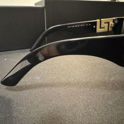 Versace sunglasses like new, black frame