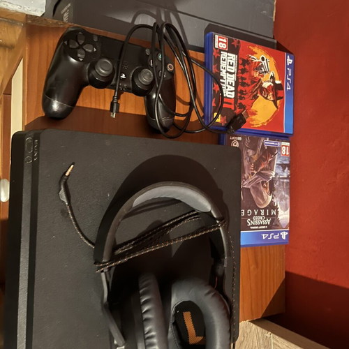 PlayStation 4 κονσόλα μεταχειρισμένη με παιχνίδια, χειριστήριο και ακουστικά