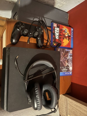 PlayStation 4 κονσόλα μεταχειρισμένη με παιχνίδια, χειριστήριο και ακουστικά