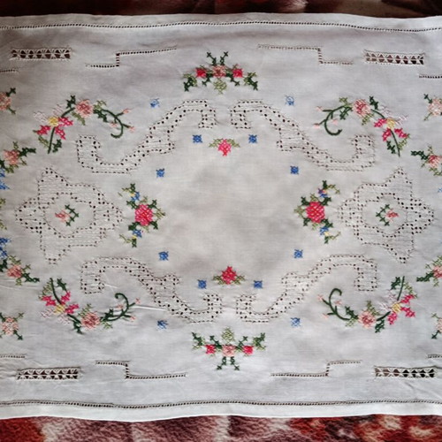 Vintage embroidered set of 6 white linen table runners