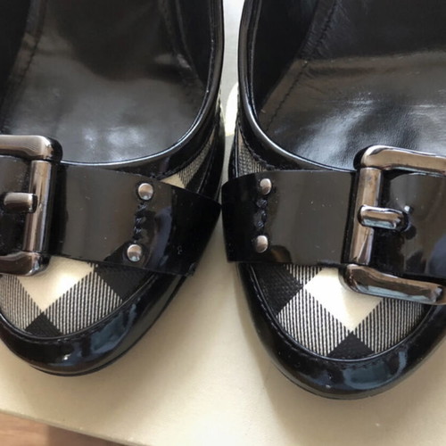 Burberry black patent leather pumps with metallic buckle like new