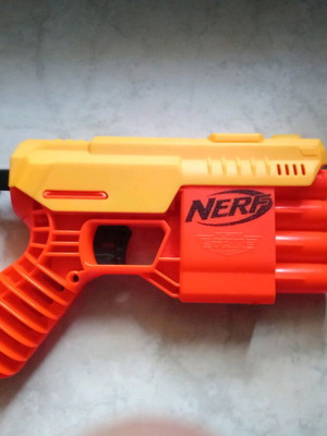 Nerf gun like new with 9 darts, capacity 4