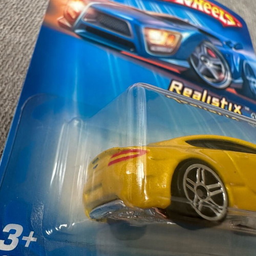 Hot Wheels Aston Martin V8 Vantage 2005 new