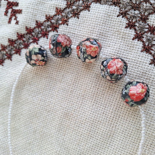 Necklace with black floral beads and pearls new