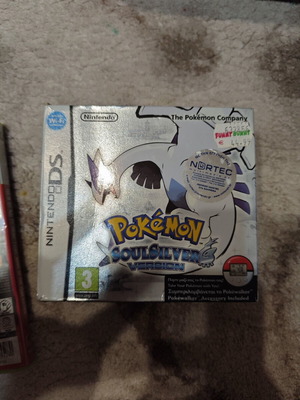 Pokémon HeartGold & SoulSilver голям комплект CIB с Pokéwalkers Nintendo DS като нов