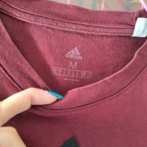 Adidas tshirt burgundy size M, like new