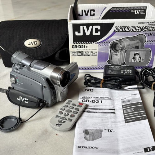 JVC GR-D21E digital video camera like new with charger and data cable