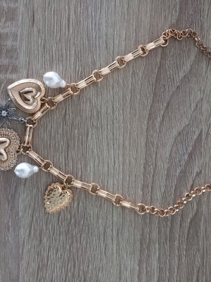 Stradivarius necklace used with hearts and pearls gold color
