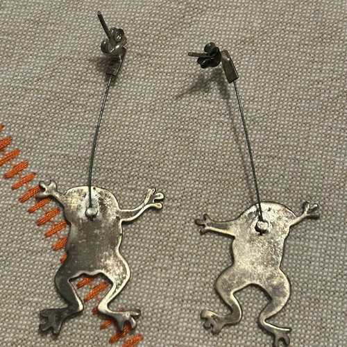 Dangling earrings with frogs like new, green
